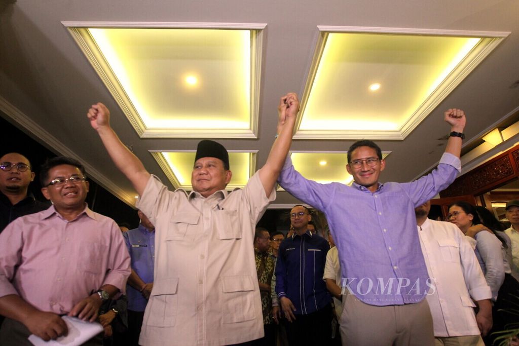 The presidential and vice presidential candidate pair, Prabowo Subianto-Sandiaga Uno, raised their hands together after holding a press conference at Prabowo's residence on Kertanegara Street, Jakarta, on Thursday (27/6/2019), after receiving the verdict from the constitutional court judges rejecting all disputes regarding the results of the 2019 Presidential Election.