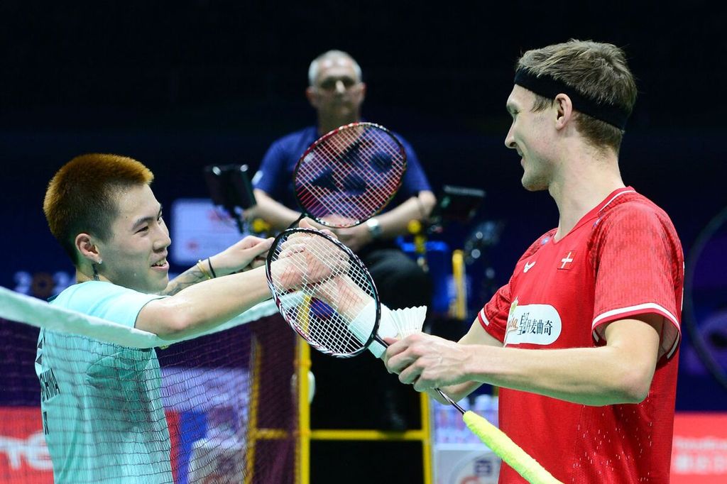 Viktor Axelsen (Denmark) shook hands with Lee Cheuk Yiu (Hong Kong) after the Group D preliminary match at Chengdu Hi Tech Zone Sports Centre Gymnasium in Chengdu, China on Sunday (28/4/2024).