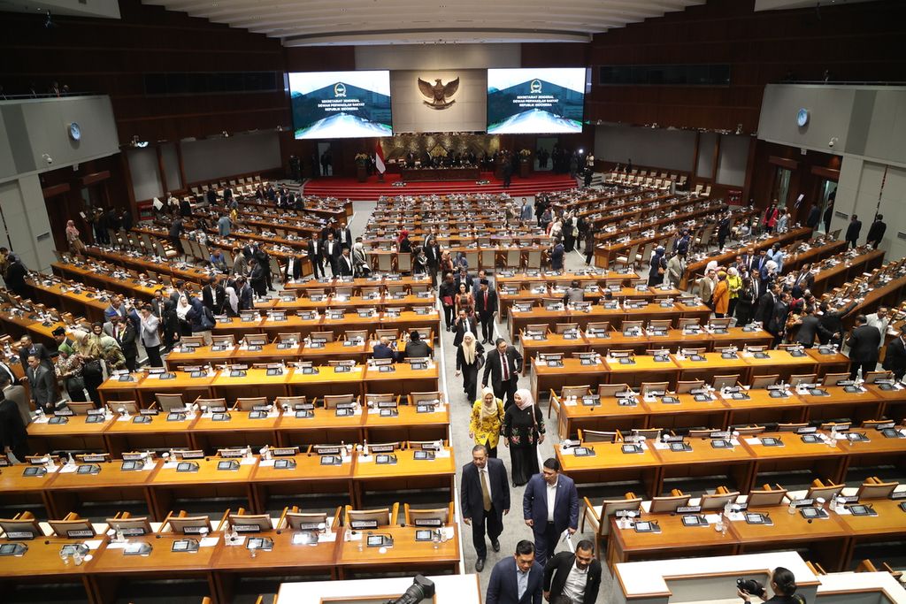 Anggota DPR keluar ruangan seusai mengikuti rapat paripurna dengan agenda penetapan alat kelengkapan dewan (AKD) di Kompleks Parlemen, Senayan, Jakarta, Selasa (15/10/2024). 