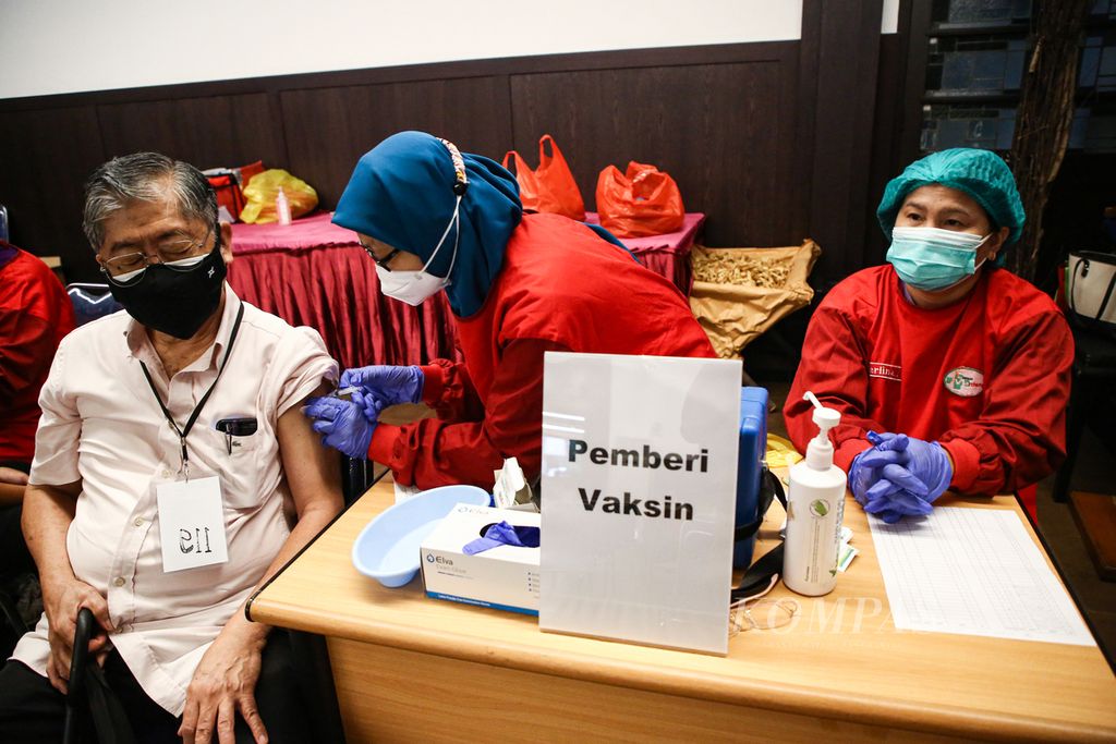 Warga lanjut usia menerima suntikan vaksin Covid-19 dosis ketiga di GPIB Paulus, Menteng, Jakarta Pusat, pertengahan Januari 2022. 