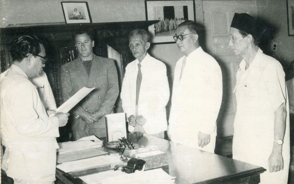 Upacara pelantikan anggota-anggota DPR Golongan Minoritas pada tanggal 5 Desember 1956.