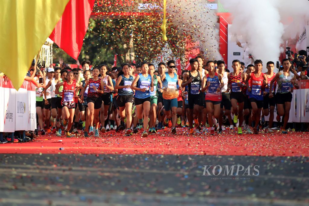 Pelari Borobudur Marathon 2023 Powered by Bank Jateng nomor 10 kilometer memulai lari di Kompleks Candi Borobudur, Magelang, Jawa Tengah, Minggu (18/11/2023). 