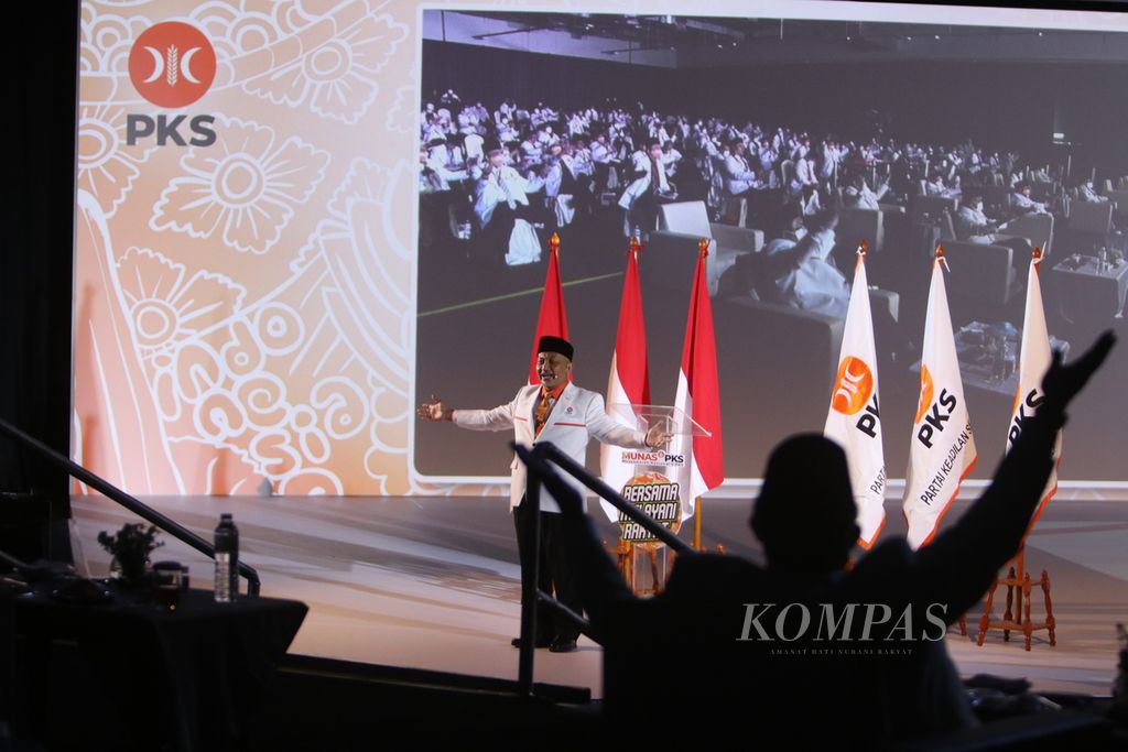 Presiden PKS periode 2020-2025 Ahmad Syaikhu menyampaikan pidato dalam Musyawarah Nasional V PKS di Bandung, Jawa Barat, Minggu (29/11/2020).