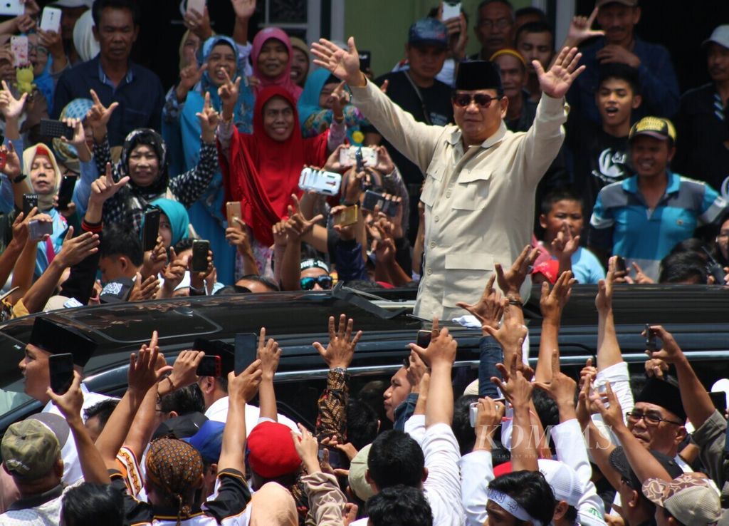 Calon presiden nomor urut 02 Prabowo Subianto menyapa pendukungnya di Pondok Pesantren Darussalam, Kabupaten Garut, Jawa Barat, Sabtu (9/3/2019). Dalam pidatonya, Prabowo kembali mengangkat isu korupsi dan ketimpangan ekonomi di Indonesia.