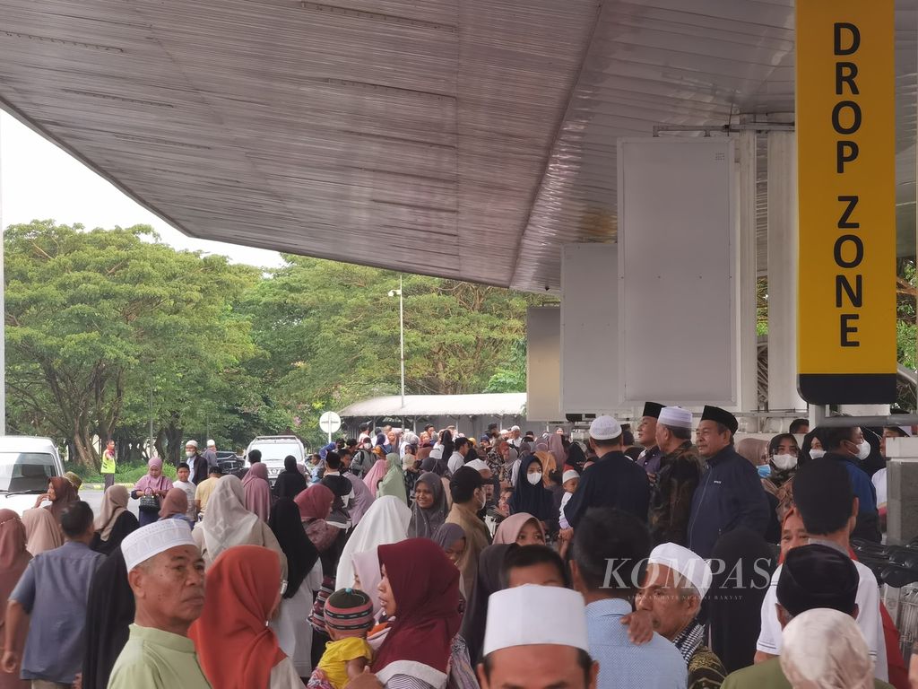 Pengunjung yang hendak mengantar anggota keluarganya memadati area menurunkan penumpang di Bandara Internasional Lombok, Nusa Tenggara Barat, Selasa (28/2/2023).
