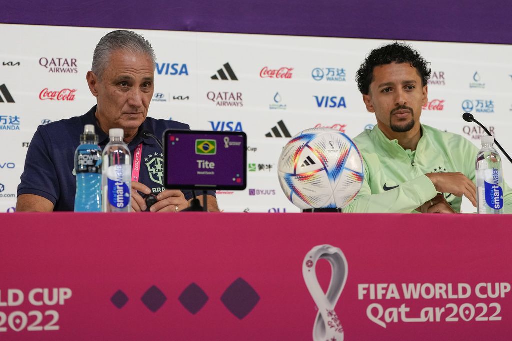Pelatih Brasil Tite (kiri) dan bek Marquinhos menghadiri konferensi pers di Qatar National Convention Center (QNCC), Doha, Minggu (27/11/2022), jelang laga kedua Grup G Piala Dunia Qatar 2022 antara Brasil dan Swiss, di Stadion 974, Doha Senin (28/11/).