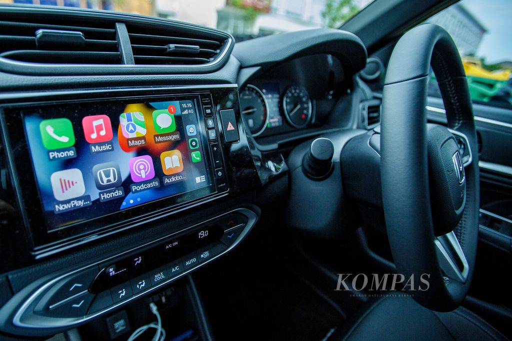 Head unit All New Honda BR-V Prestige sudah dilengkapi konektivitas ponsel baik melalui Apple CarPlay maupun Android Auto. 