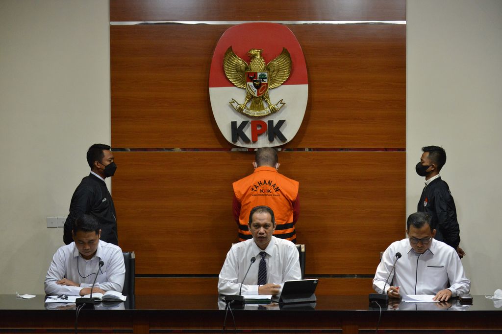 Direktur Penyidikan KPK Asep Guntur Rahayu, Wakil Ketua KPK Nurul Ghufron, dan Kepala Bagian Pemberitaan Ali Fikri (kiri ke kanan) hadir dalam jumpa pers di Gedung Komisi Pemberantasan Korupsi (KPK), Jakarta, Senin (20/3/2023). 