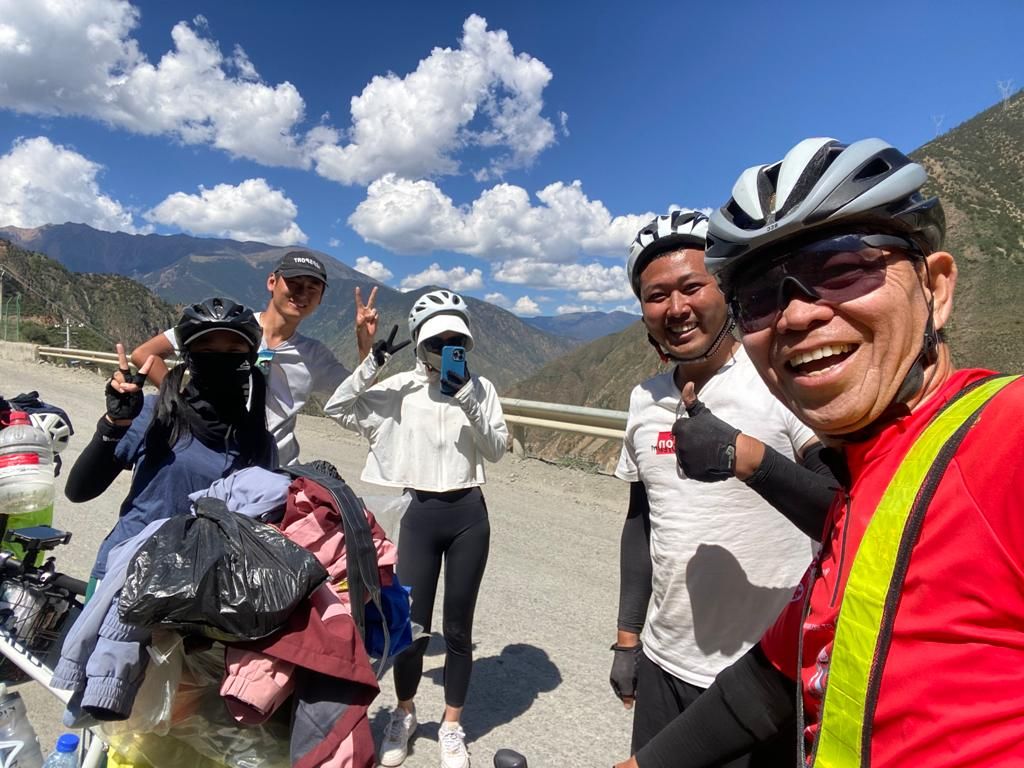 Pesepeda asal Indonesia yang tengah melakukan perjalanan Jakarta-Paris, Royke Lumowa, telah tiba di Tibet, Jumat (9/9/20023). Royke bertemu dengan warga di perjalanan.