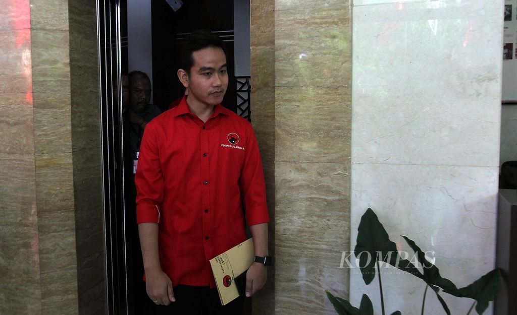 Putra Presiden Joko Widodo, Gibran Rakabuming Raka, keluar dari lift seusai mengikuti uji kelayakan dan kepatutan terkait Pilkada Surakarta di kantor DPP PDI-P, Jakarta, Senin (10/2/2020).