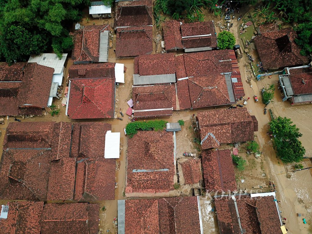 Area permukiman warga yang tergenang lumpur dan merusak bangunan rumah setelah banjir bandang menerjang Desa Sinomwidodo, Kecamatan Tambakromo, Kabupaten Pati, Jawa Tengah, Kamis (1/12/2022). 