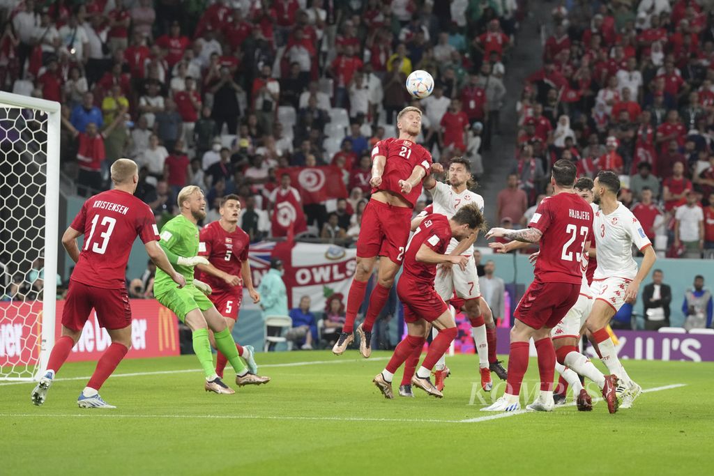 Pemain Denmark dan pemain Tunisia berebut bola saat bertanding di babak fase grup C Piala Dunia 2022 di Stadion Education City, Qatar, Selasa (22/11/2022). Pertandingan berakhir imbang 0-01. 