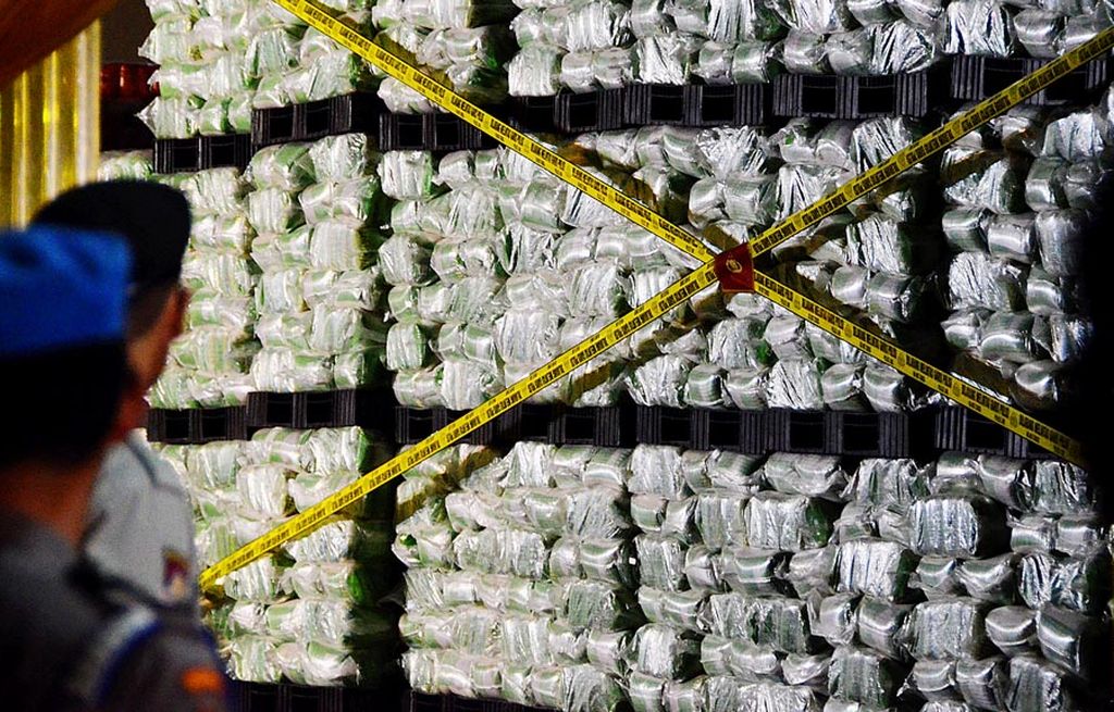 Polisi menyegel gudang penyimpanan beras  PT Indo Beras Unggul di kawasan Kedungwaringin, Kabupaten Bekasi, Jawa Barat, Kamis (20/7) malam. Tim Satgas Pangan menggerebek gudang dan menemukan beras IR 64 sebanyak 1.162 ton  yang dipalsukan kandungan karbohidratnya dan  dijadikan beras premium yang  akan dijual kembali dengan harga tiga kali lipat di pasaran.