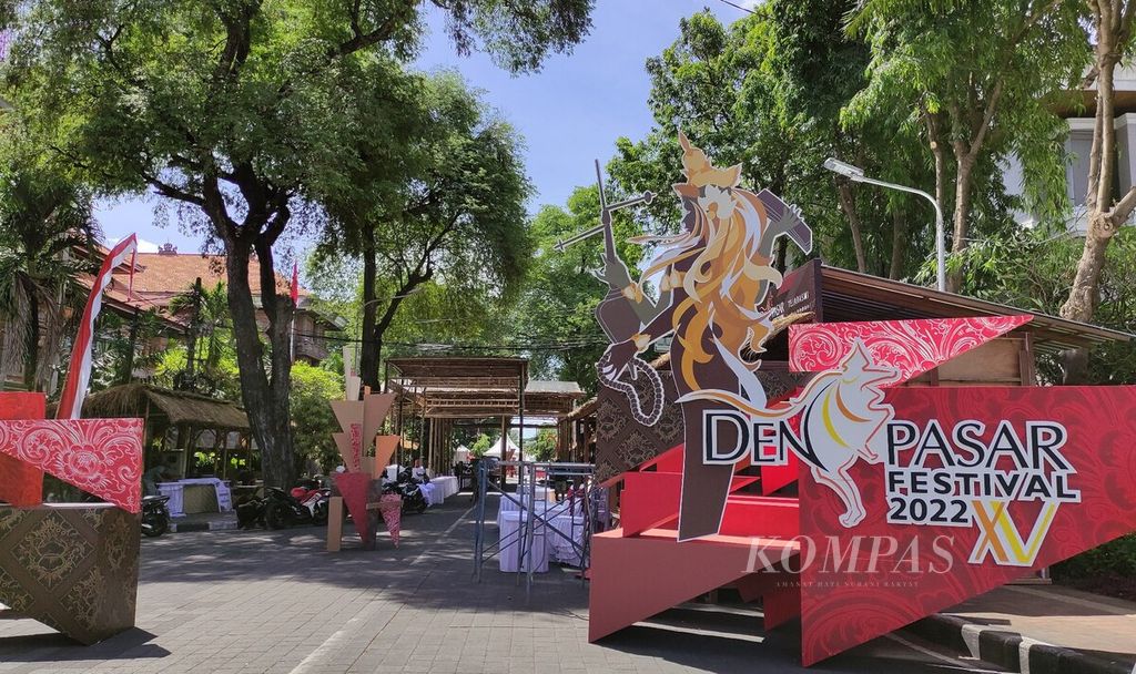 Persiapan menjelang pelaksanaan Denpasar Festival 2022 terus dilangsungkan. Selasa (20/12/2022). Di kawasan sekitar Kantor Wali Kota Denpasar, Bali, sudah didirikan panggung dan tempat stan UMKM.