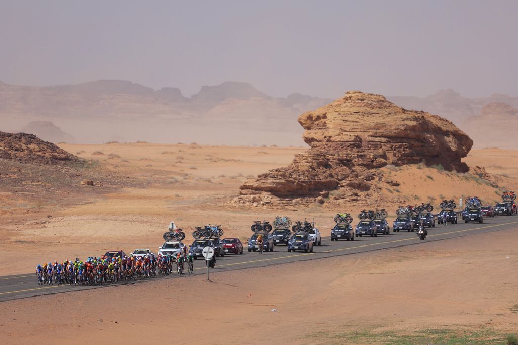Para pesepeda sedang menjalani etape kedua Tur Saudi dari Winter Park ke Shalal Sijlyat Rocks pada 31 Januari 2023.
