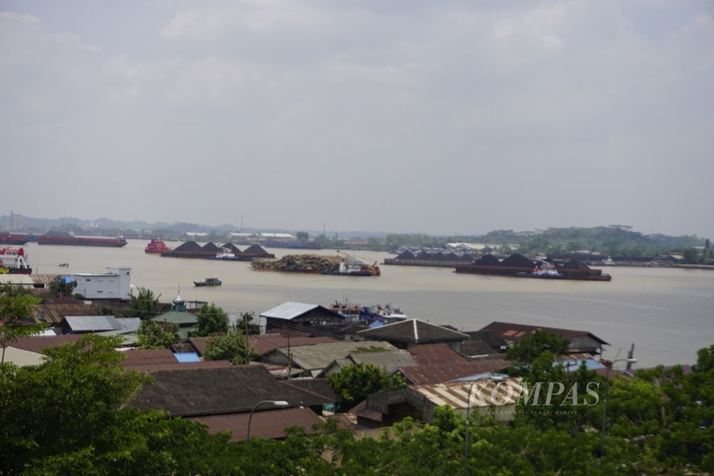 Tongkang batubara melintasi Sungai Mahakam, Kalimantan Timur, Minggu (8/9/2019).