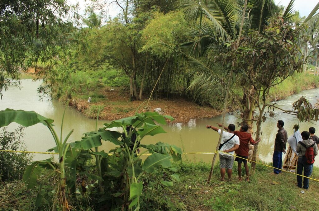 Warga mendatangi Sungai Cileueur di Dusun Wetan, Desa Utama, Kabupaten Ciamis, Jawa Barat, Sabtu (15/10/2021). Sejumlah 11 siswa Madrasah Tsanawiyah Harapan Baru, Ciamis, tewas tenggelam saat mengikuti kegiatan susur sungai, Jumat (14/10/2021).