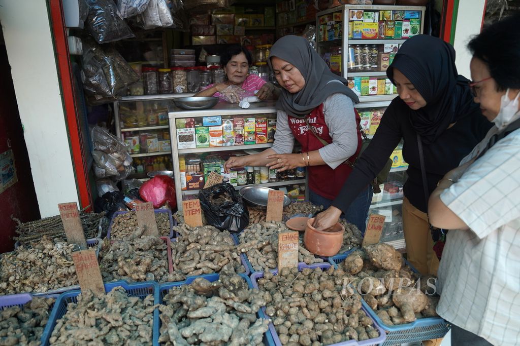 Warga membeli ramuan di toko jamu Ibu Sri Lestari di Pasar Perumnas Klender, Jakarta Timur, Selasa (12/12/2023).