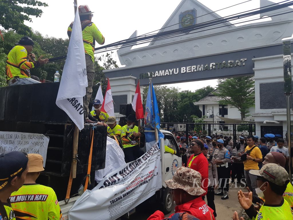 Sekitar 300 nelayan yang tergabung dalam Front Nelayan Bersatu berunjuk rasa di depan Kantor DPRD Kabupaten Indramayu, Jawa Barat, Kamis (9/6/2022). Nelayan mendesak pemerintah merevisi sejumlah kebijakan, seperti harga bahan bakar minyak dan pajak pascaproduksi untuk nelayan.