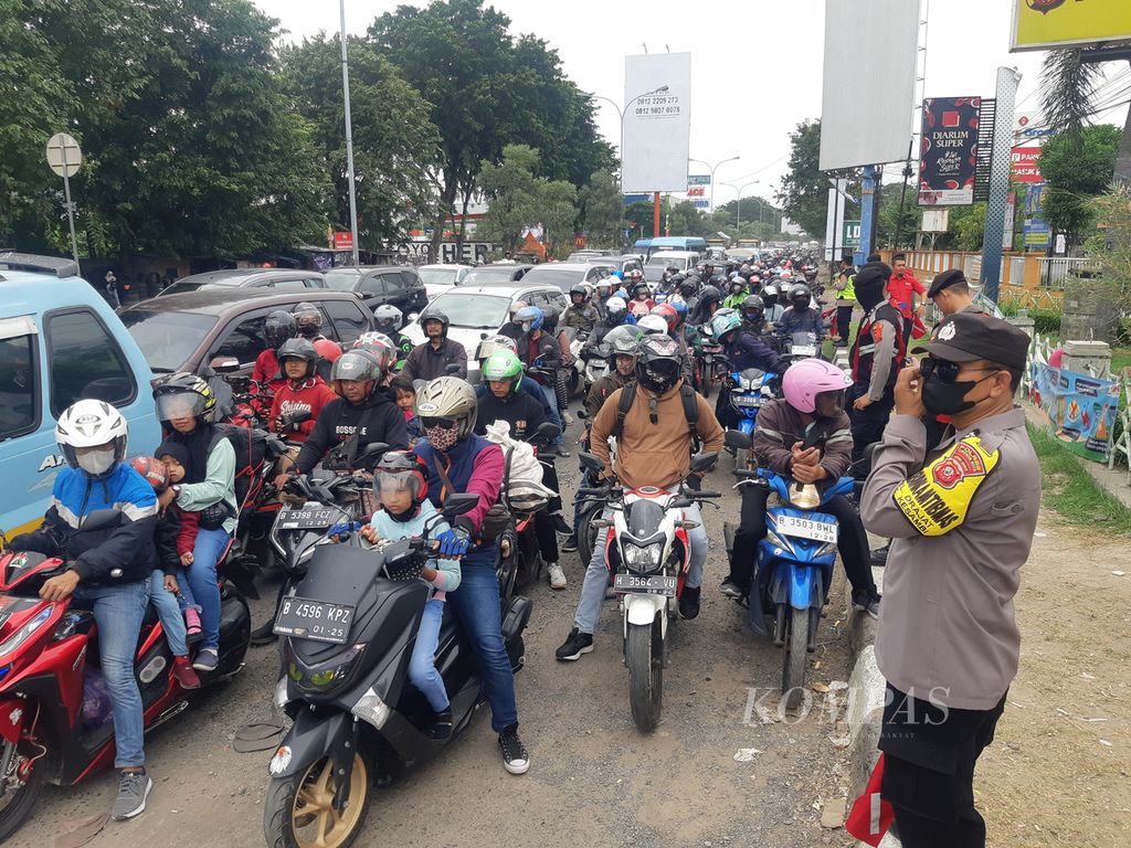 Polisi mengarahkan pengendara yang memadati Jalan Pemuda, Kota Cirebon, Jawa Barat, saat arus balik Lebaran, Senin (15/4/2024). 