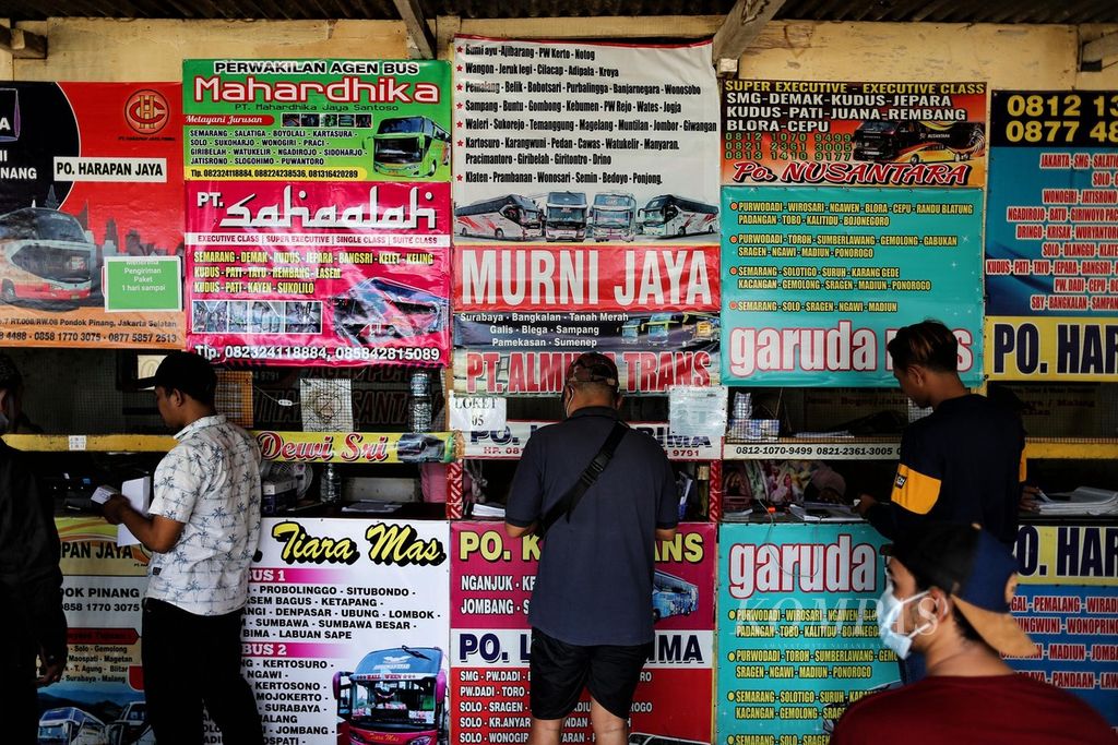 Calon penumpang membeli tiket bus antar kota yang akan membawanya pulang ke kampung halaman di terminal bayangan Pondok Pinang, Jakarta Selatan (20/4/2022). Informasi seputar mudik Lebaran menjadi topik yang banyak dipercakapkan warganet di media sosial di pekan ini.