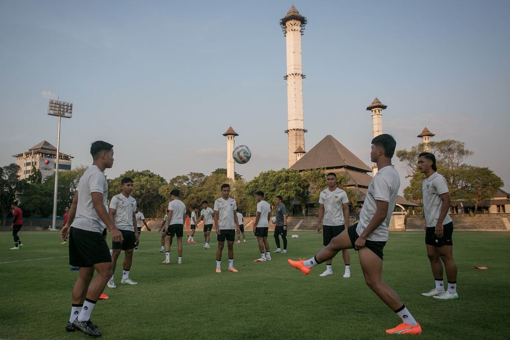 Pesepak bola Indonesia U-23 mengikuti sesi latihan perdana di Stadion Sriwedari, Solo, Jawa Tengah, Senin (4/9/2023). Latihan tersebut sebagai persiapan kualifikasi Piala Asia U-23 dimana Indonesia berada di grup K bersama Taiwan dan Turkmenistan yang akan berlangsung di Stadion Manahan pada 6 dan 12 September 2023.