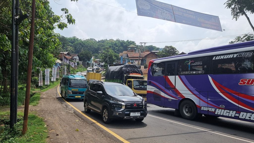 Kendaraan memadati ruas Jalur Nagreg, Kabupaten Bandung, Jawa Barat, Sabtu (6/4/2024). Jalur selatan ini digunakan pemudik menuju Jawa Tengah, Jawa Timur, hingga sejumlah tujuan mudik di Jabar seperti Garut dan Tasikmalaya.