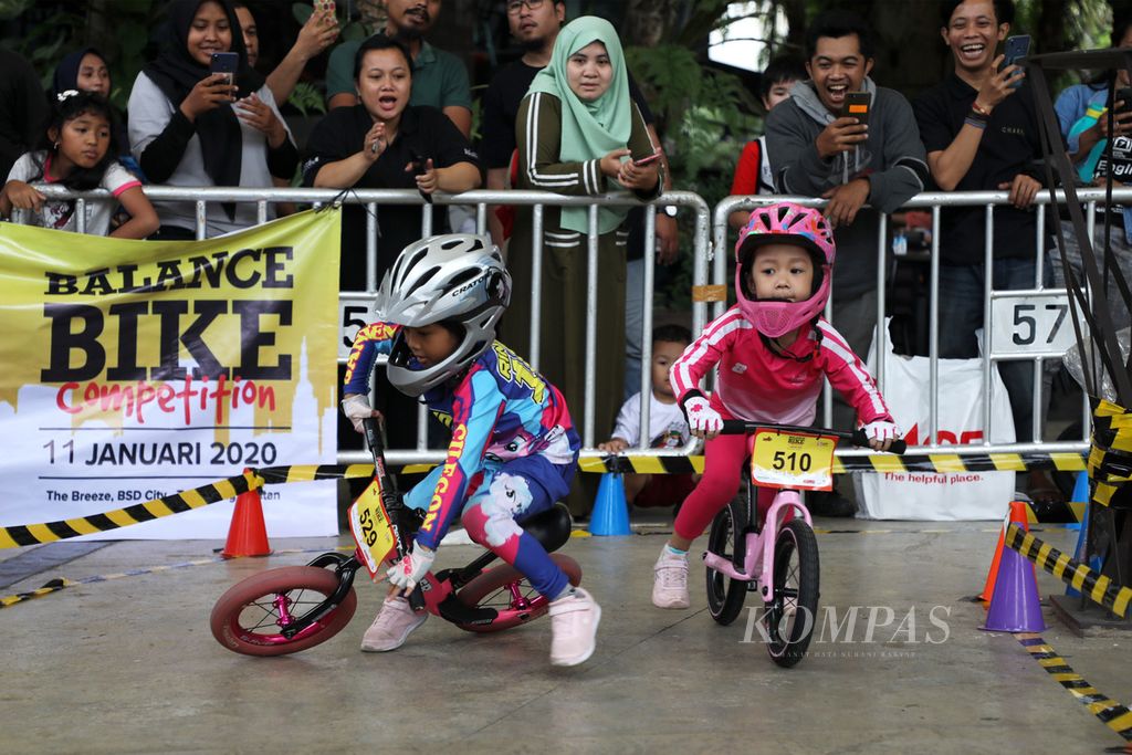 Pembalap sepeda usia dini berlomba pada ajang Balance Bike Competition 2020 di The Breeze BSD City, Tangerang, Banten, Sabtu (11/1/2020). 