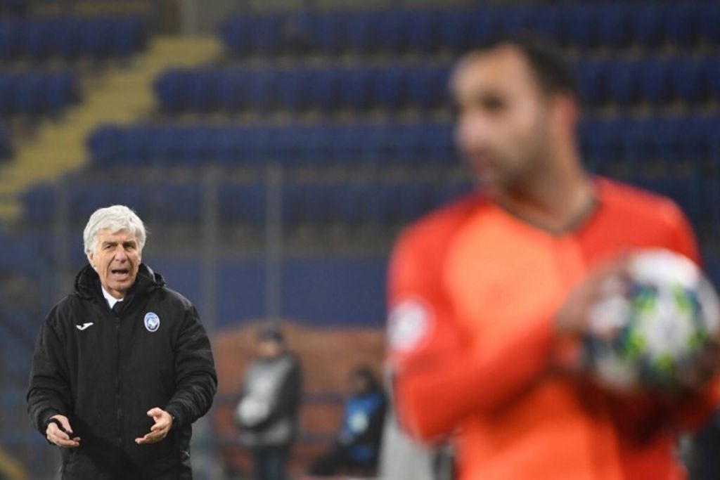 Atalanta Manager Gian Piero Gasperini (left) reacts during the last match of the Group C stage of the Champions League between Shakhtar Donetsk and Atalanta at Metalist Stadium, Kharkiv, early Thursday morning (12/12/2019).