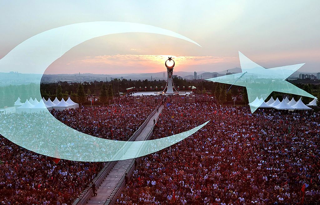 Ribuan orang menghadiri upacara pembukaan monumen Martir 15 Juli, di Ankara, Turki, Minggu (16/7). Upacara itu digelar untuk memperingati satu tahun berlangsungnya upaya kudeta gagal di Turki. 