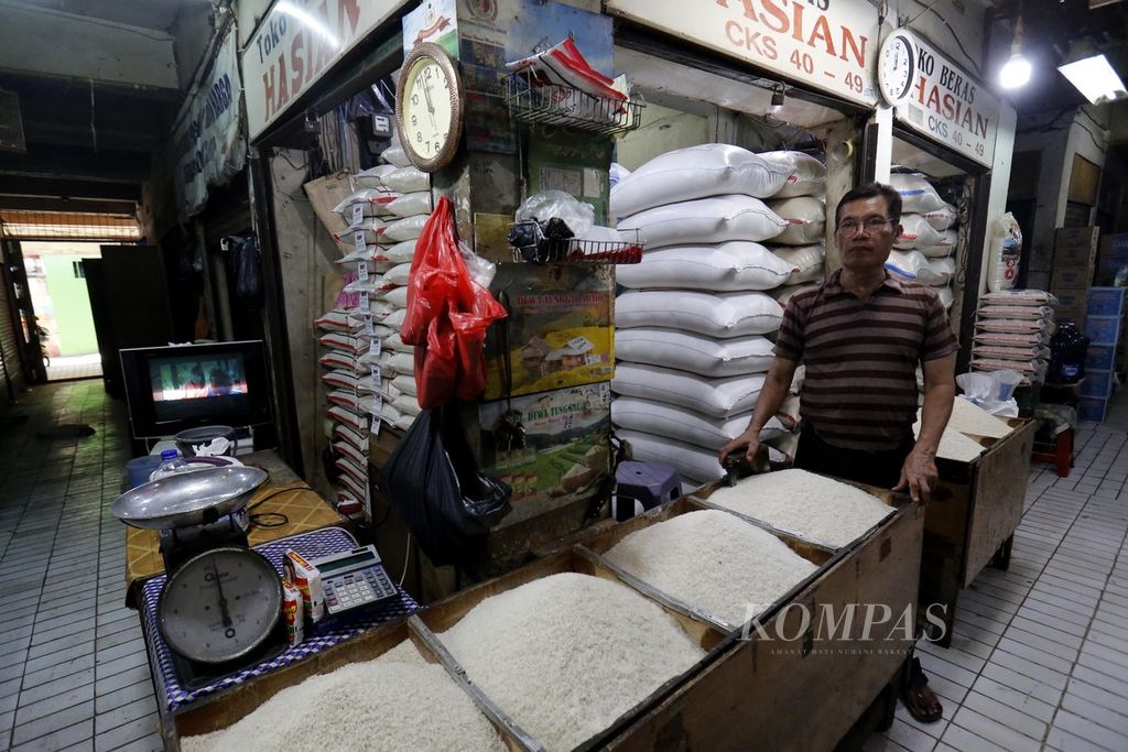 Hasian, pedagang beras di Pasar Grogol, Jakarta Barat, menunggu pembeli, Senin (25/9/2023). Hingga 22 September 2023, stok beras yang dikuasai Bulog sebanyak 1,723 juta ton, baik karena impor maupun serapan domestik.