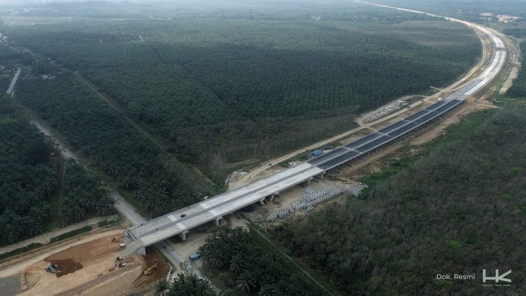 Pembangunan Jalan Tol Binjai-Pangkalan Brandan Seksi III di sentra perkebunan sawit dan karet di Kabupaten Langkat, Sumatera Utara, Kamis (9/5/2024). 