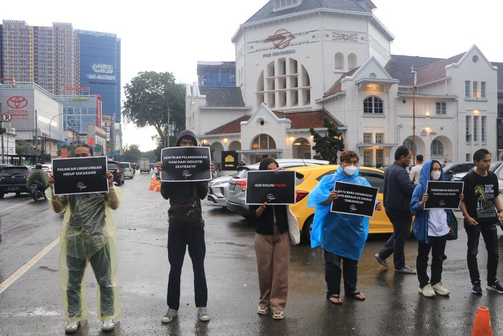 Sejumlah pegiat lingkungan hidup berunjuk rasa di Jalan Balai Kota, Medan, Sumatera Utara, Kamis (17/11/2022). Mereka menyesalkan Konferensi Tingkat Tinggi G20 di Bali yang dinilai tidak menghasilkan perubahan berarti dalam mengatasi krisis iklim.