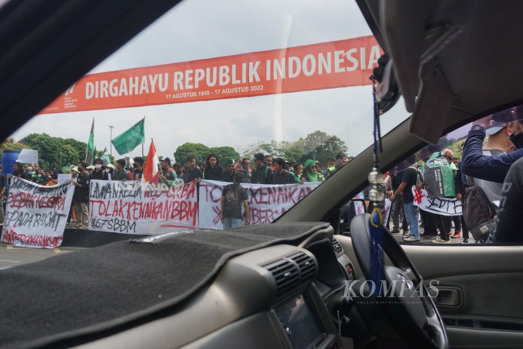 Ratusan pengemudi ojek daring dan mahasiswa demo terkait kenaikan harga BBM di Alun-alun Purwokerto, Banyumas, Jawa Tengah, Rabu (7/9/2022).