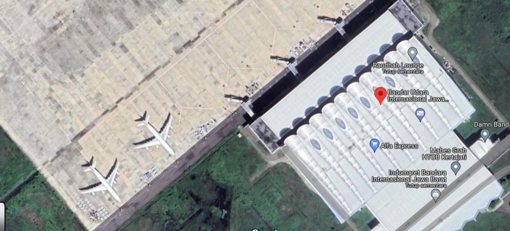 Potret tangkapan layar satelit di Bandara Internasional Jawa Barat Kertajati, Kabupaten Majalengka, yang diambil melalui fitur Google Maps, Jumat (2/6/2023). Dalam foto yang belum diketahui waktu pengambilannya itu, tampak dua pesawat terparkir. 