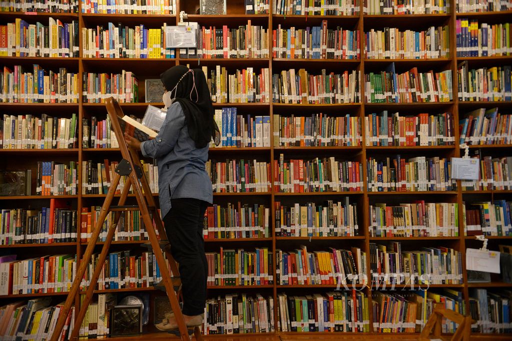 Seorang pengunjung membaca buku di Perpustakaan Baca di Tebet, Jakarta Selatan, Sabtu (11/2/2023). Perpustakaan Baca di Tebet menjadi salah satu destinasi warga yang ingin menghabiskan akhir pekan di Jakarta. 