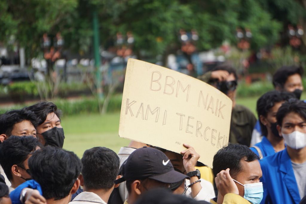 Ratusan mahasiswa demonstrasi memprotes kenaikan harga BBM dan bahan pokok serta menuntut tidak adanya perpanjangan masa jabatan presiden hingga tiga periode di Alun-Alun Purwokerto, Banyumas, Jawa Tengah, Jumat (8/4/2022).
