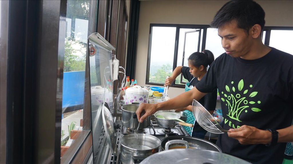Para insan tunarungu sedang memasak menyiapkan menu buka puasa bersama di kafe "mute.area", Wonosobo, Jawa Tengah, Rabu (29/5/2019). "Mute. Area" atau kawasan hening merupakan tempat berkarya bagi para penyandang tunarungu. Selain kafe di lantai satu, ada pula usaha salon di lantai dua.