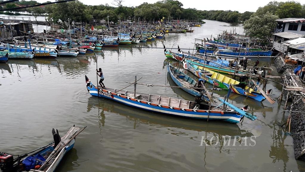 Nelayan memeriksa perahu di Kecamatan Sedati, Sidoarjo, Kamis (24/1/2019). Cuaca buruk menyebabkan banyak nelayan berhenti melaut untuk sementara waktu.