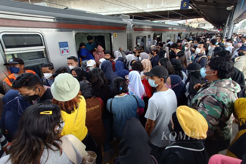 Kepadatan penumpang KRL Commuterline di Stasiun Tanah Abang, Jakarta, Minggu (25/9/2022). Pascakenaikan harga bahan bakar minyak atau BBM pengguna transportasi umum, khususnya kereta, naik. 