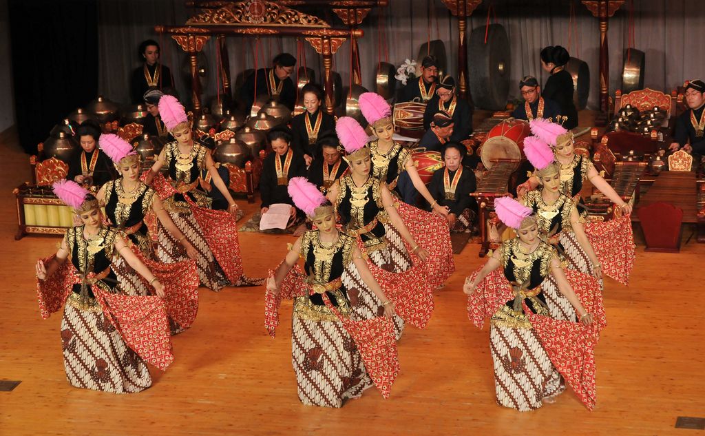 https://cdn-assetd.kompas.id/_8M3c6VTAJbAzkoAQ0e614Fuswc=/1024x633/https%3A%2F%2Fkompas.id%2Fwp-content%2Fuploads%2F2018%2F02%2FCourt-dances-of-the-Royal-Palace-of-Yogyakarta-Photo-Credit-Kraton-Yogyakarta.jpg