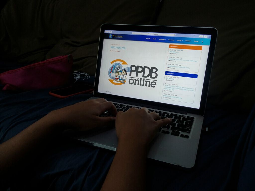 Salah satu calon siswa membuka laman untuk pendaftaran daring SMA Negeri 1 Semarang di Kota Semarang, Jawa Tengah, Senin (21/6/2021). 
