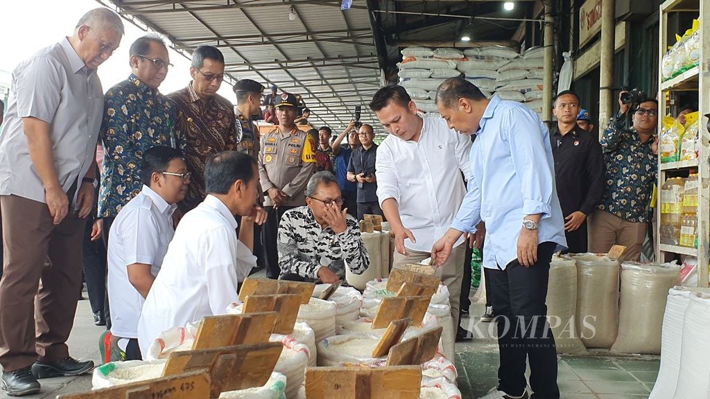 Presiden Joko Widodo meninjau Pasar Induk Beras Cipinang, Jakarta Timur, Kamis (15/2/2024). Beras dinilai cukup banyak dan diharap segera ke toko ritel dan daerah-daerah. Kenyataannya, toko-toko ritel di berbagai wilayah tak memiliki stok beras sejak lebih dari sepekan. Kalaupun ada, harga melambung.