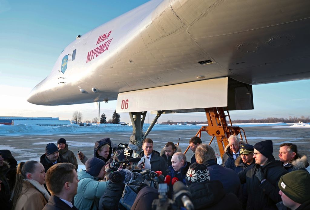 Presiden Rusia Vladimir Putin (tengah) berbicara kepada wartawan setelah keluar dan turun dari pesawat pengebom Tu-160M yang dinaikinya dalam penerbangan di Kazan, Rusia, Kamis (22/2/2024). 