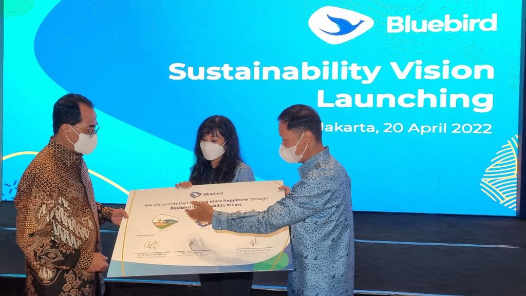 Menteri Perhubungan Budi Karya Sumadi (kiri) dalam sambutan pada Peluncuran Sustainability Vision Blue Bird di Jakarta, Rabu (20/4/2022), mengapresiasi komitmen PT Blue Bird Tbk yang berkomitmen mengurangi emisi karbon 50 persen hingga tahun 2030. Apresiasi itu disampaikan kepada Direktur Utama Blue Bird Sigit Djokosoetono (kanan) dan Komisaris Utama Blue Bird sekaligus Koordinator Bkue Bird Peduli Noni Purnomo (tengah). 