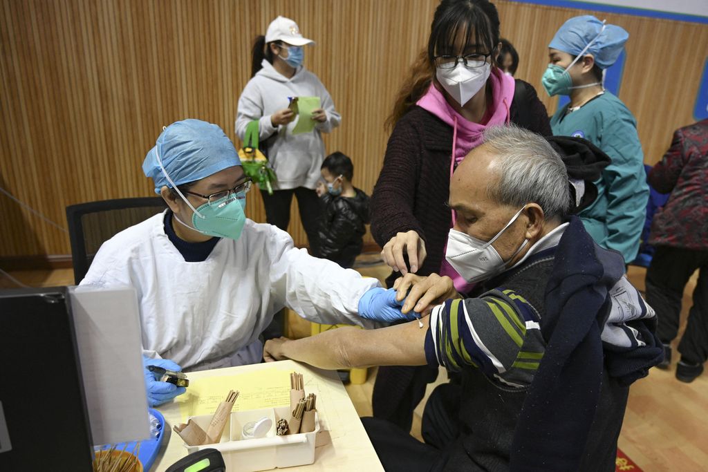 Seorang warga mendapatkan vaksinasi Covid-10 di Guangzhou, Provinsi Guangdong, China, Selasa (6/12/2022). Pemerintah China diharapkan mempercepat program vaksin penguat (<i>booster</i>) jelang perayaan Festival Musim Semi, Januari 2023.