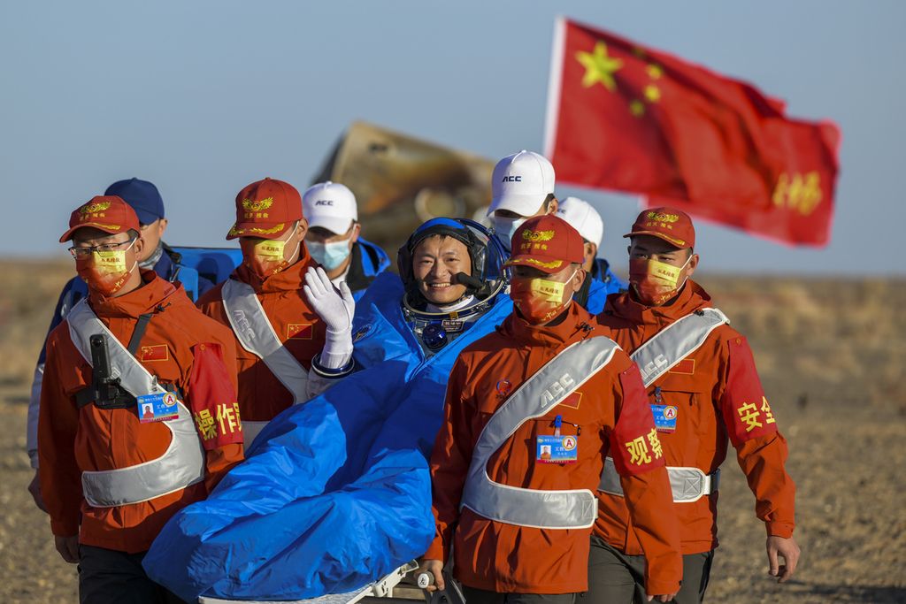 Dalam foto yang dirilis kantor berita China, Xinhua, astronot Gui Haichao melambaikan tangannya saat ditandu keluar dari kapsul ruang angkasa seusai mendarat dengan selamat di Dongfeng, bagian utara China yang berbatasan dengan Wilayah Otonom Mongolia Dalam, Selasa (31/10/2023). 