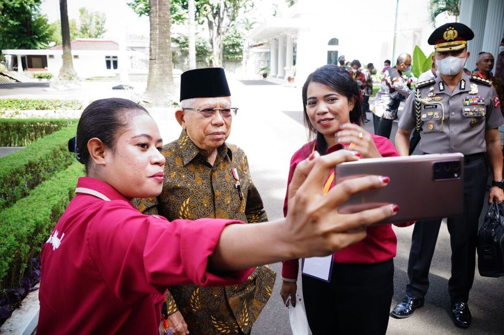 Wakil Presiden Ma'ruf Amin saat diajak berfoto bersama seusai memberikan Pengarahan (Presidential Lecture) kepada Peserta Piloting Program Magang bagi ASN Provinsi Papua, di Istana Wapres, Jakarta, Rabu (16/11/2022),