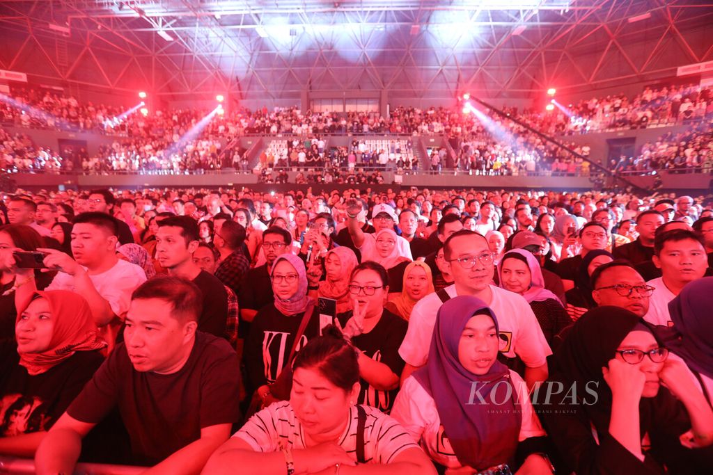 Penonton konser bertajuk ”Harmoni Cahaya” di Tennis Indoor Senayan, Jakarta, Selasa (31/10/2023). Konser tersebut merayakan 35 tahun KLa berkiprah di belantika musik Tanah Air. Band techno pop ini mulai mewarnai musik Indonesia sejak tahun 1980-an. 