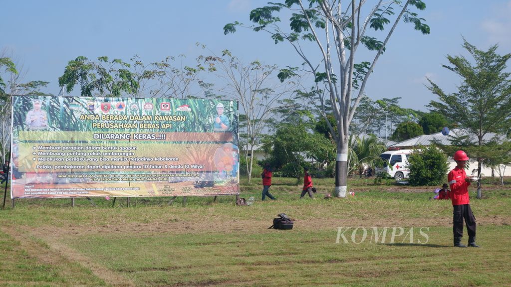 Spanduk imbauan untuk tidak membakar lahan di kawasan PT Tri Buana Mas (TBM), Desa Sawaja, Kecamatan Candi Laras Utara, Kabupaten Tapin, Kalimantan Selatan, Senin (26/6/2023).